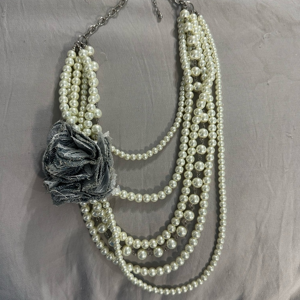 Elegant White and Gray Pearl Necklace